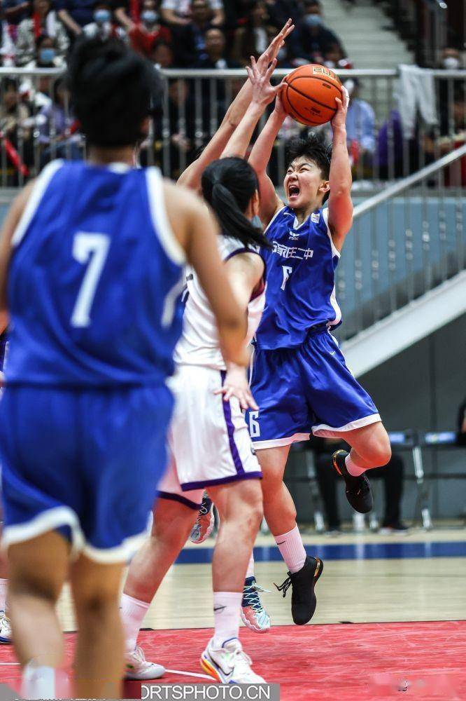 清华附中队夺耐克中国高中篮球联赛北区女子冠军_石家庄二中_突破