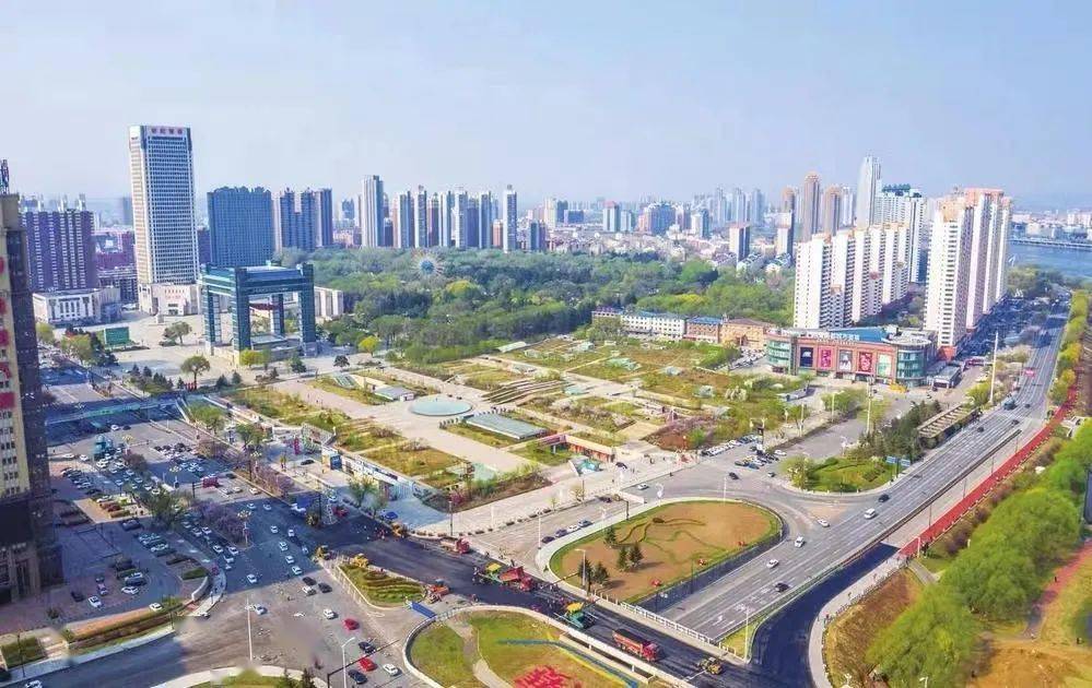 吉林市世纪广场位于吉林市博物馆和松花江南岸之间由博物馆建筑群,旱