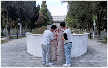 传承红色精神——清明前夕,安顺学院师生祭扫王若飞烈士陵园