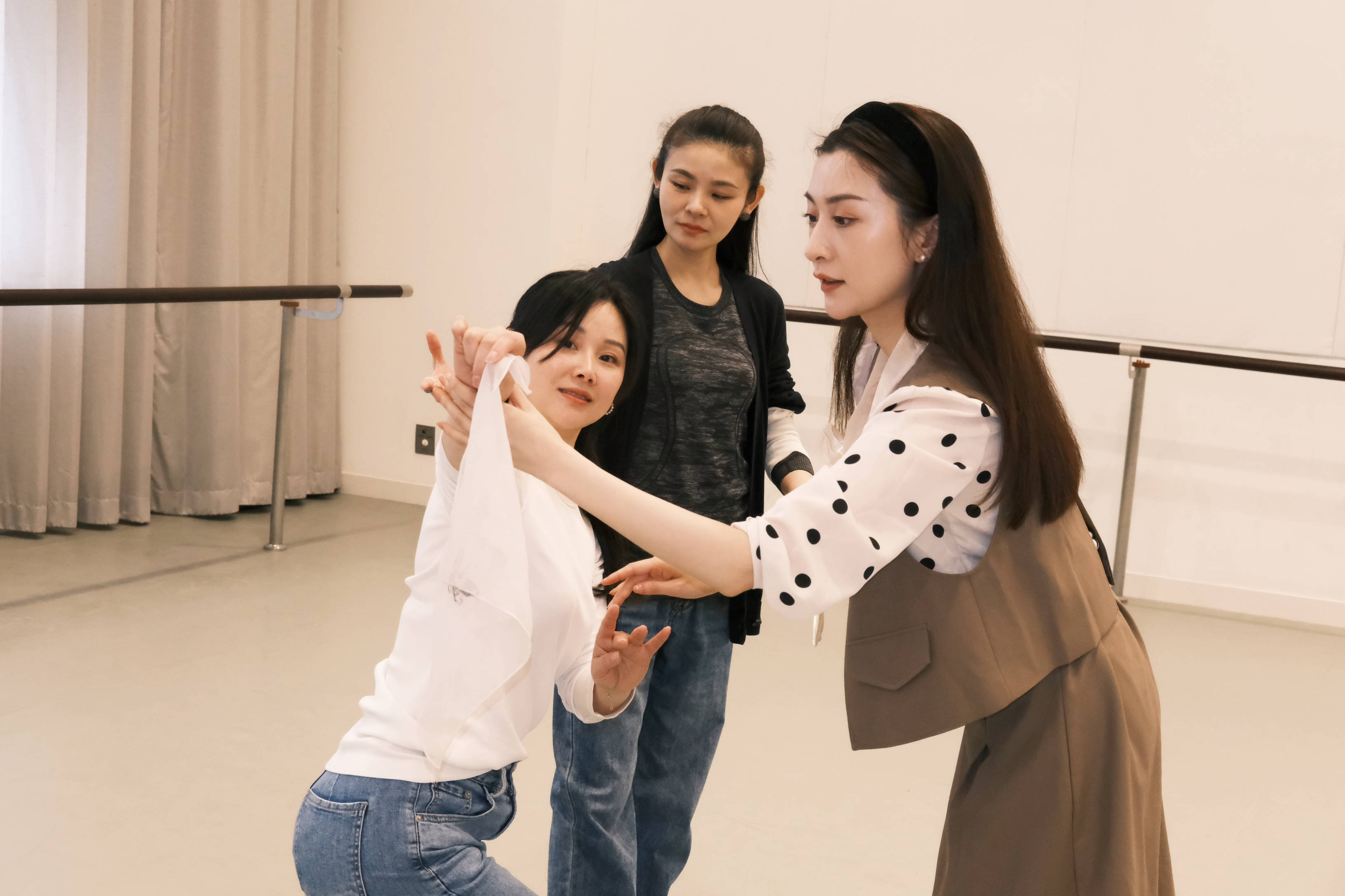 音乐实验剧《时光书店》,两位女高音走近11位传奇女性_席燕娟_王静