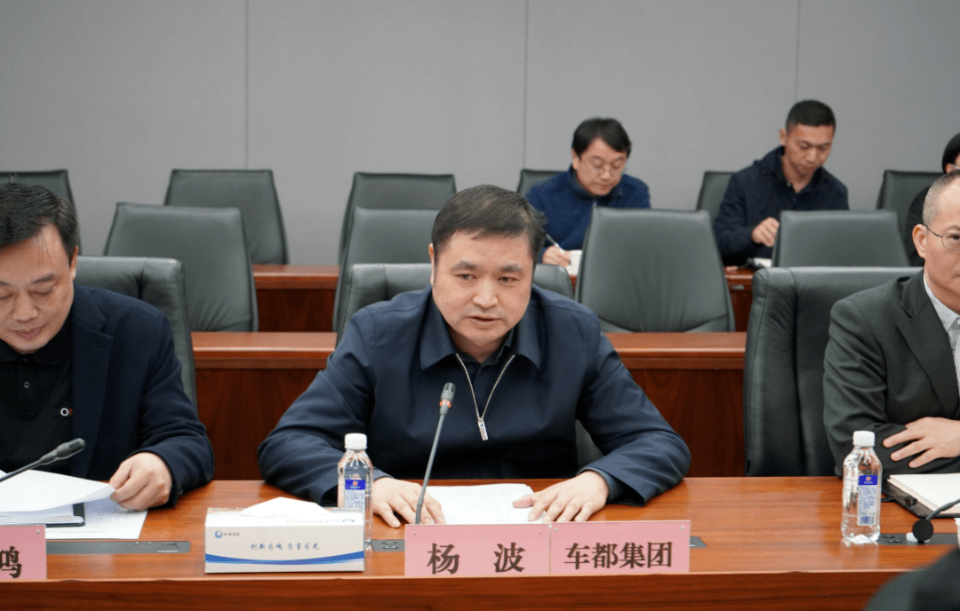 座谈会上,杨波介绍了车都集团的整体情况:车都集团是经开区的主要平台