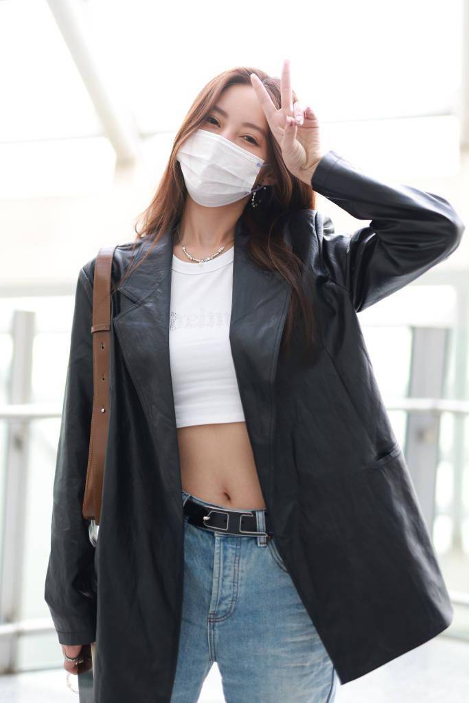 《余罪》吴优这次变身时髦"浪姐" 皮西装配露腰短t身材好a_互动_北京