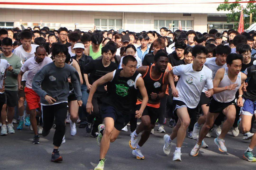 奋楫前进郑州大学团委副书记王红晓按动发令枪下午4点,本源体育场西侧