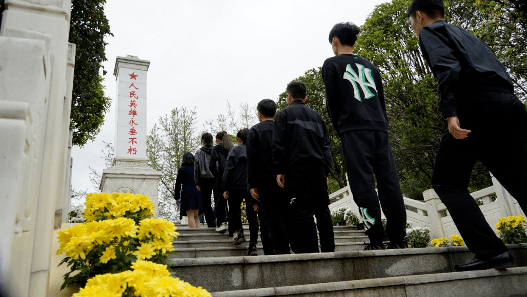 上午11时,大家庄严肃穆地来到新都区烈士陵园