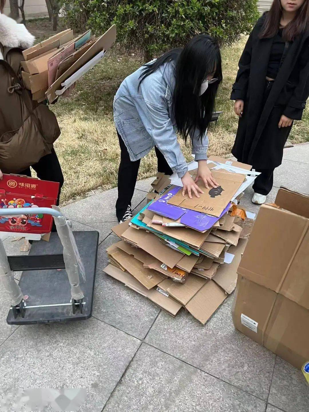 天美德远志愿团队组织公益纸箱回收支持太阳语梦想学院_活动