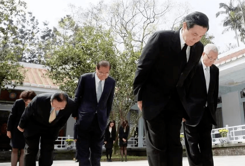 在湘潭老家祭祖时,马英九念祭文念到泪流满面,面对媒体采访祭祖感受