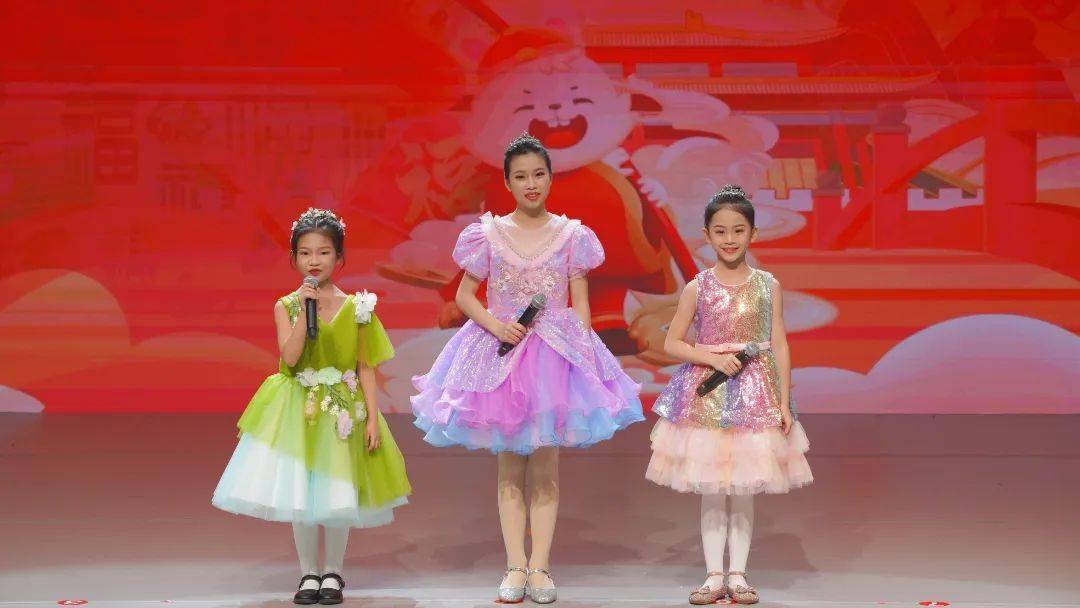 为梧州市广播电视台《启航吧少年 炫艺大舞台》少儿才艺展演的主持人