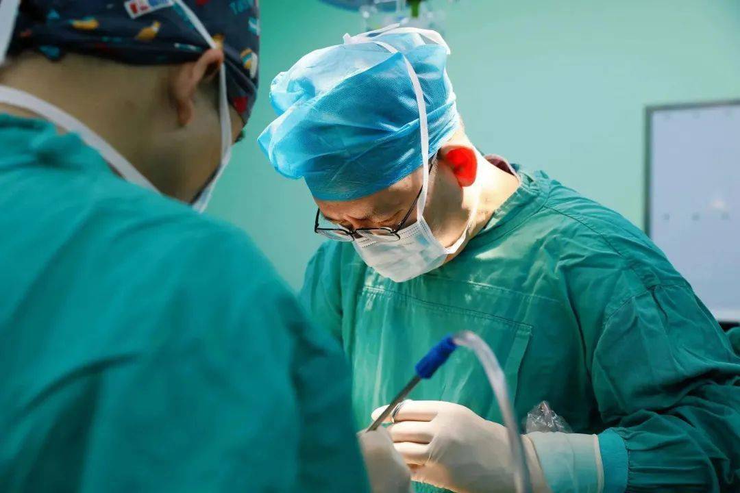 上海市胸科医院罗清泉教授到郑州市三院手术,查房_毛大爷_患者_进行