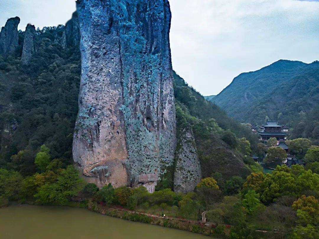 鼎湖峰是縉雲仙都的主角,景區內的山山水都環繞著這座拔地而起的仙山