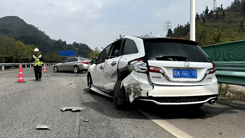 一轿车在高速上倒车,致后车追尾后竟然……太让人气愤!