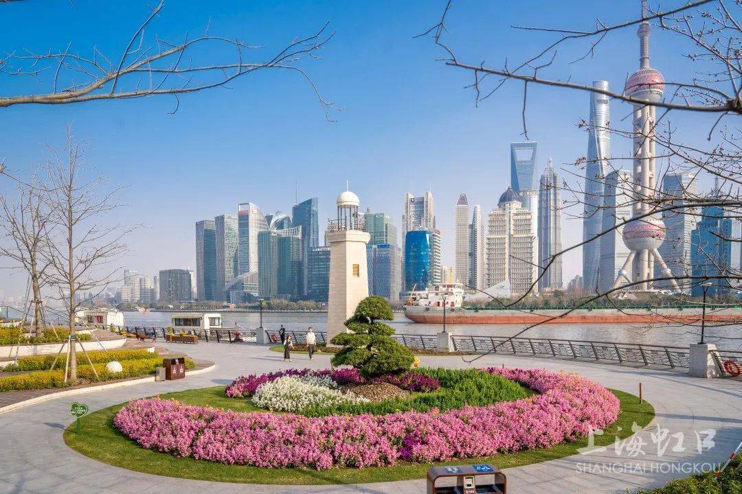 一旁的宝莱纳餐厅静静坐落在江畔景观无敌可以在用餐时欣赏近在眼前的