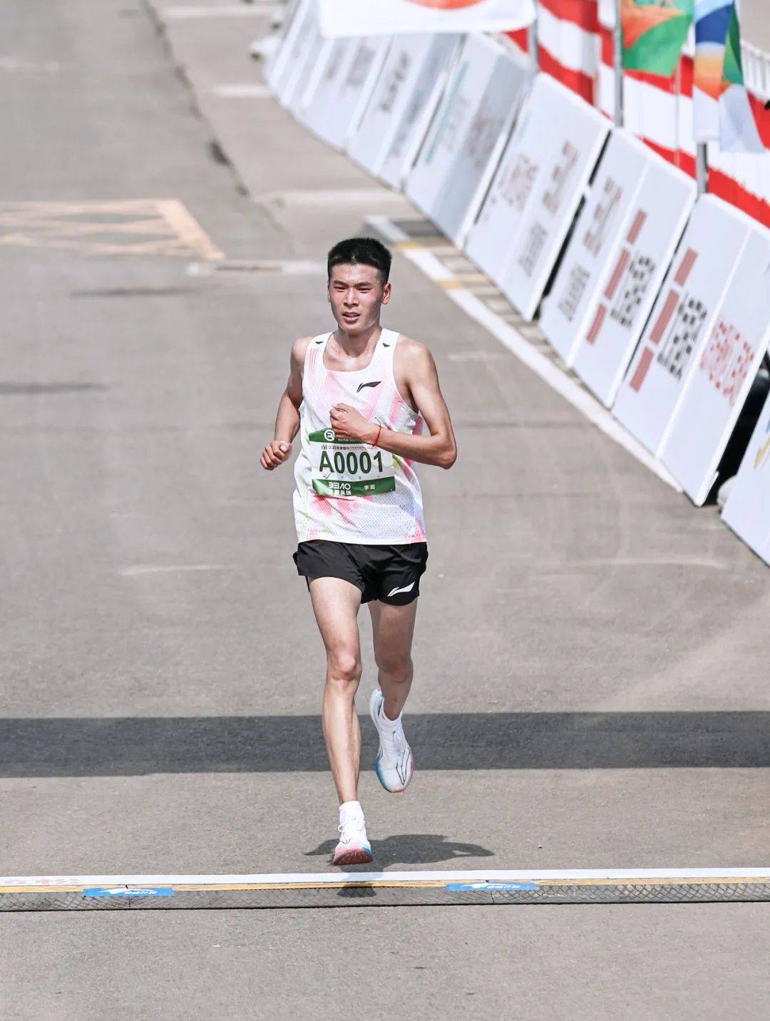 女子组冠军是中国的她……_选手_马拉松_赛事