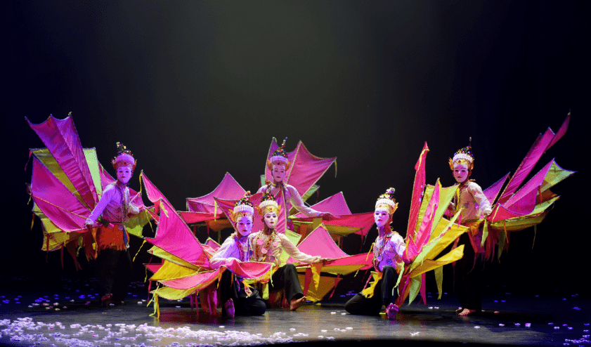 2013年,歌舞团创作的6个节目参加临沧市首届民族民间歌舞乐展演,其中