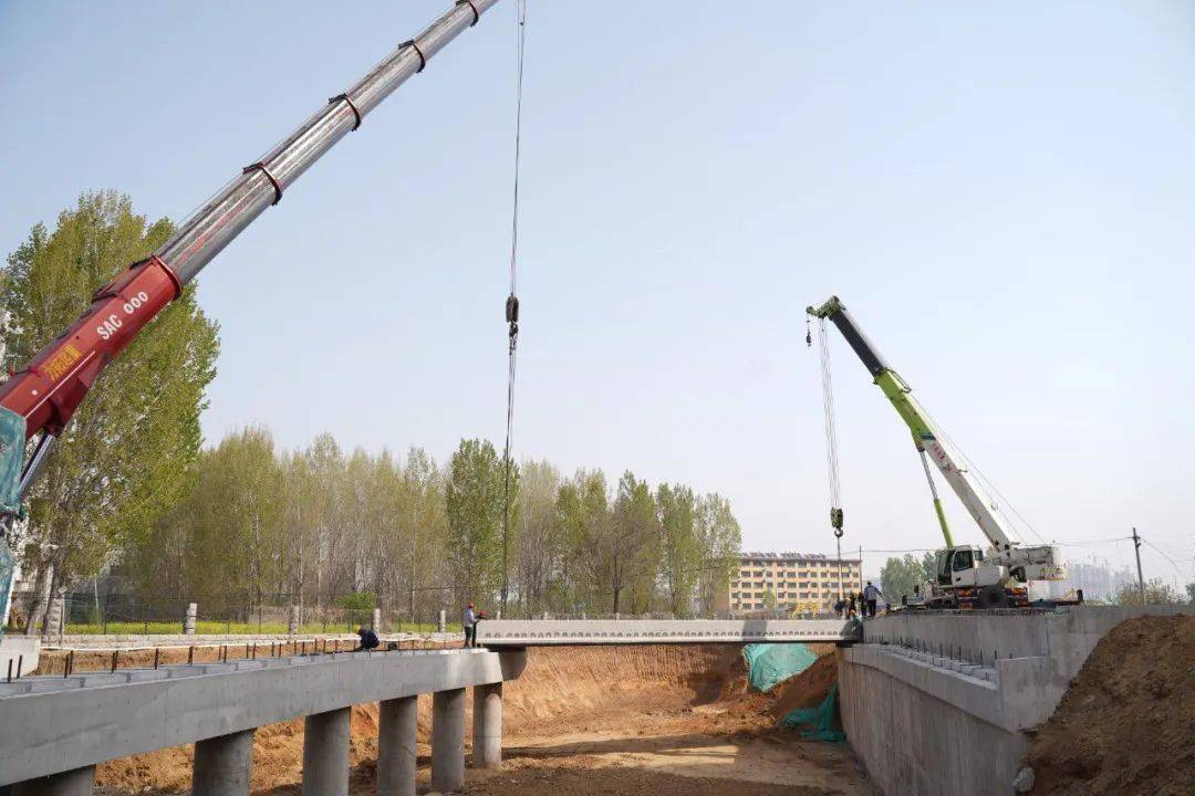 4月9日,在新華橋建設現場,幾十名施工人員正配合大型機械進行預應力