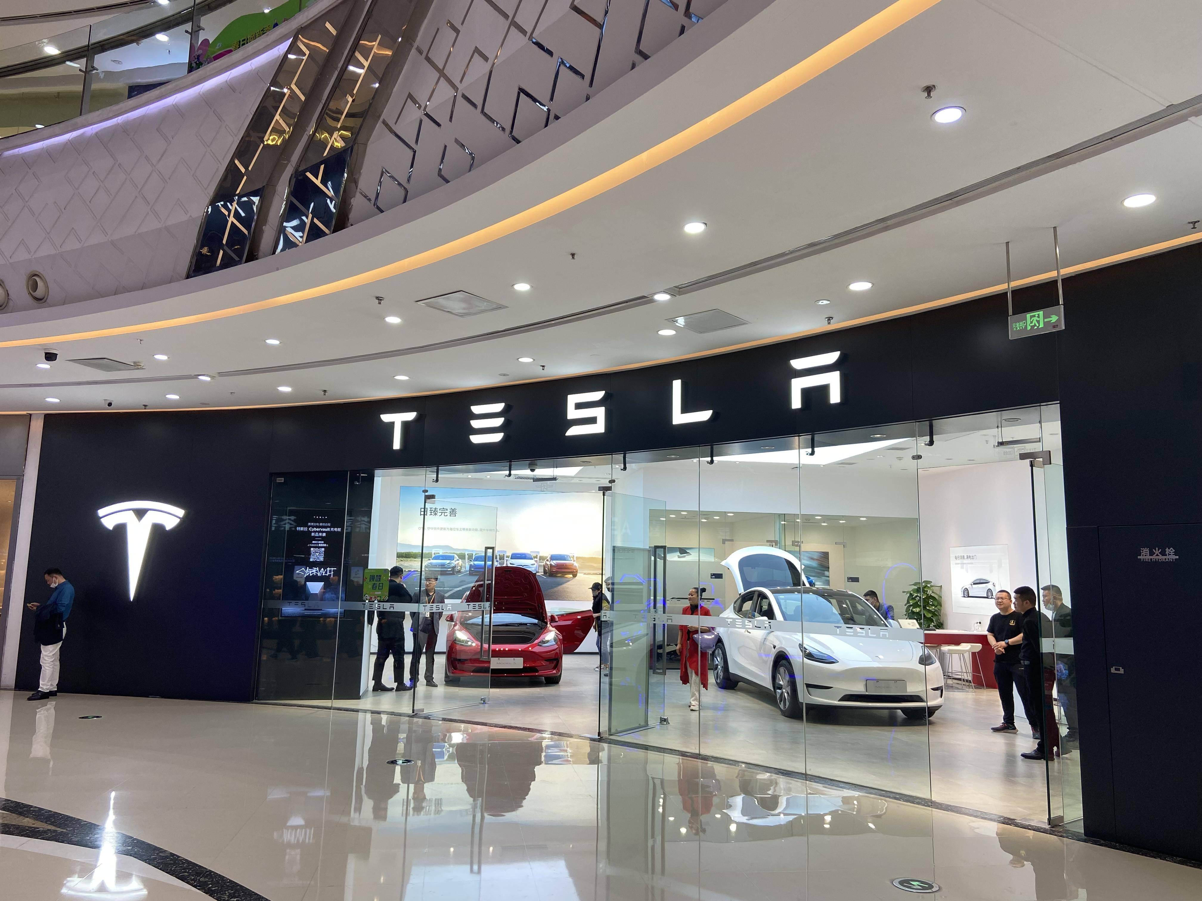 特斯拉二七万达体验店同样,在金水区正弘城比亚迪汽车专卖店内,前来
