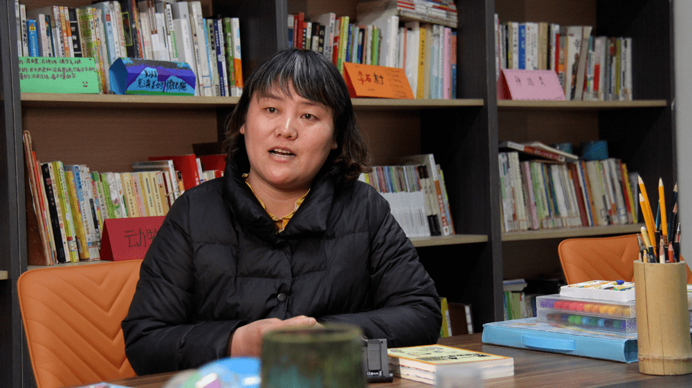 职高毕业回家后,李翠利开起了小超市,闲暇时也不忘