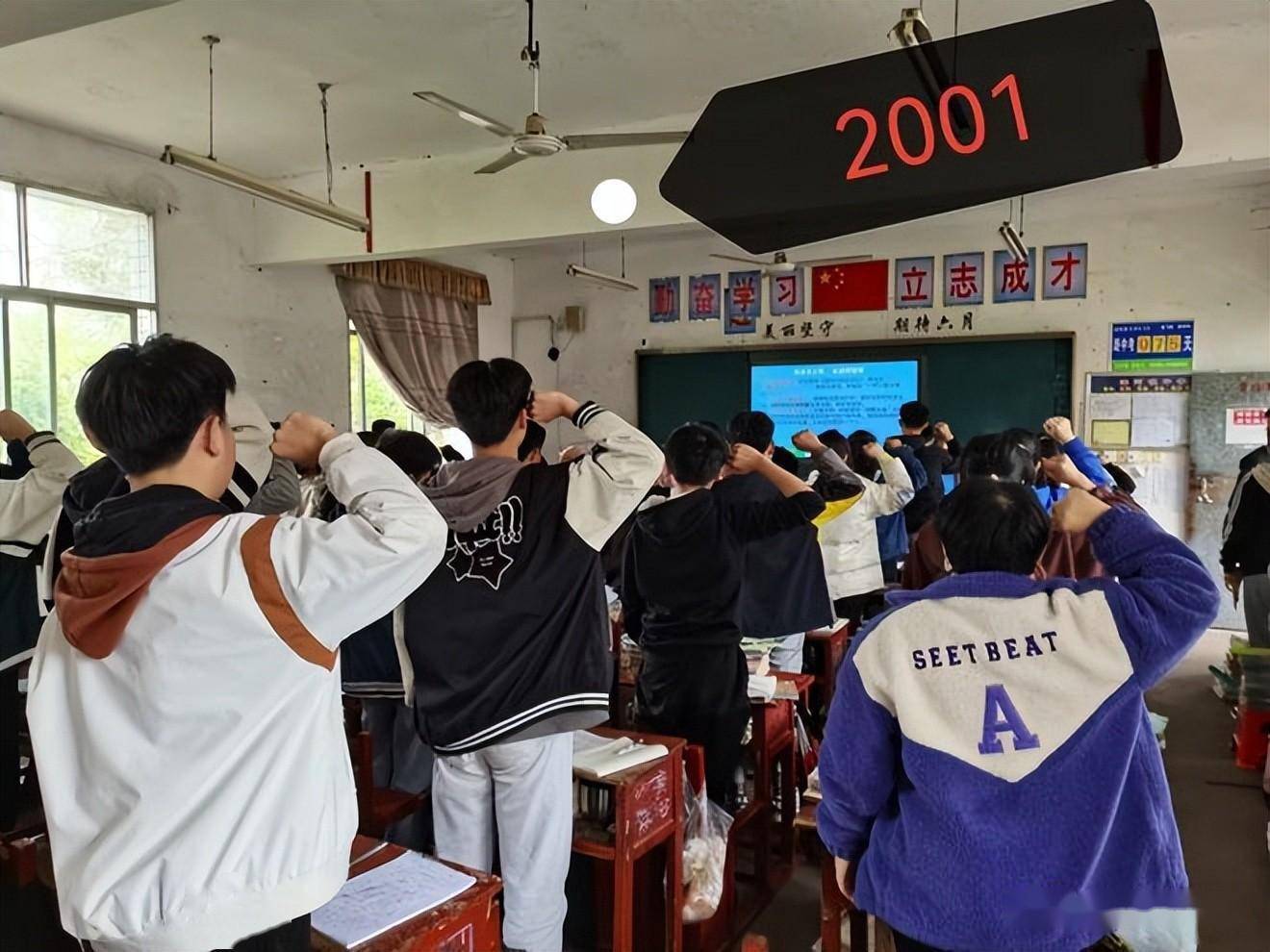 桃源县漆河镇中学:认真落实十项措施,扎实开展一盔一带教育活动_头盔