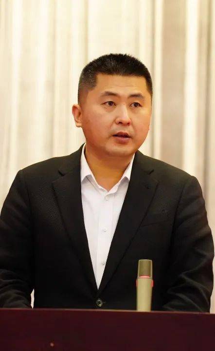 区规划资源局局长刘成光受区人民政府委托作《关于 