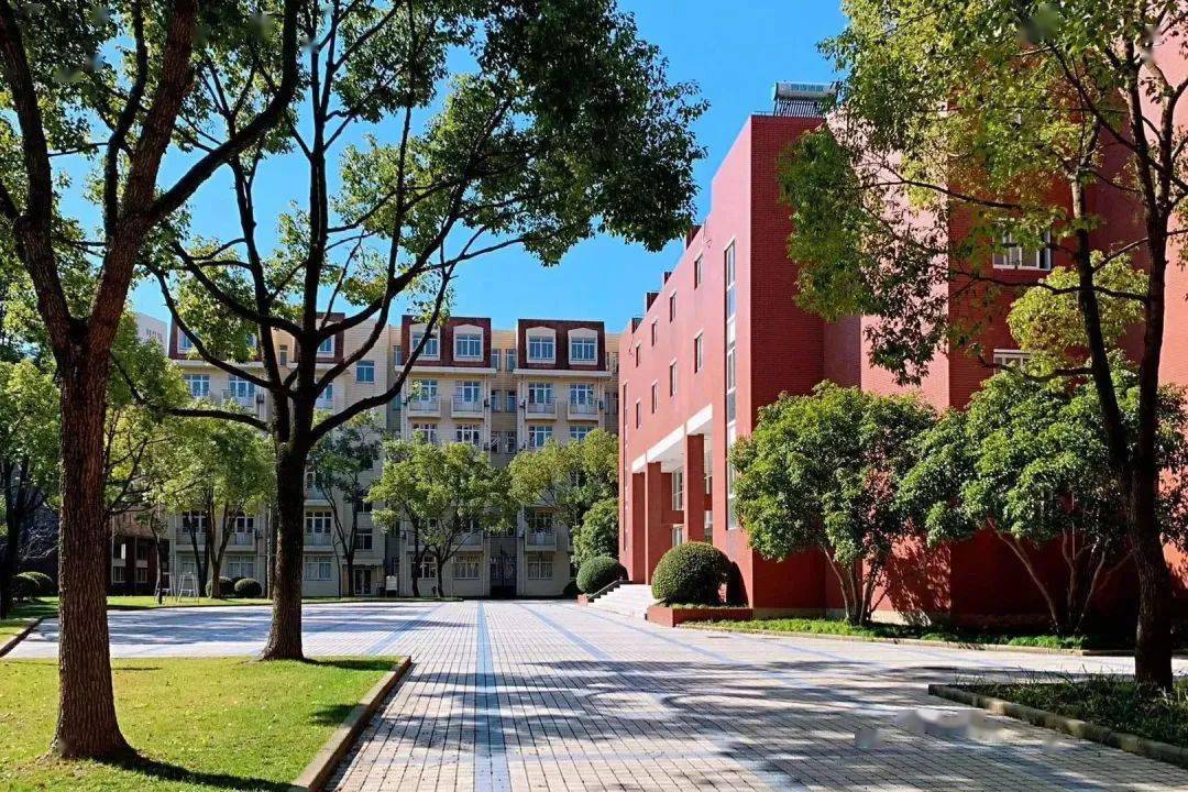 杨浦高级中学确立建设"德智融合,自主发展"的学校课程体系的目标,形成