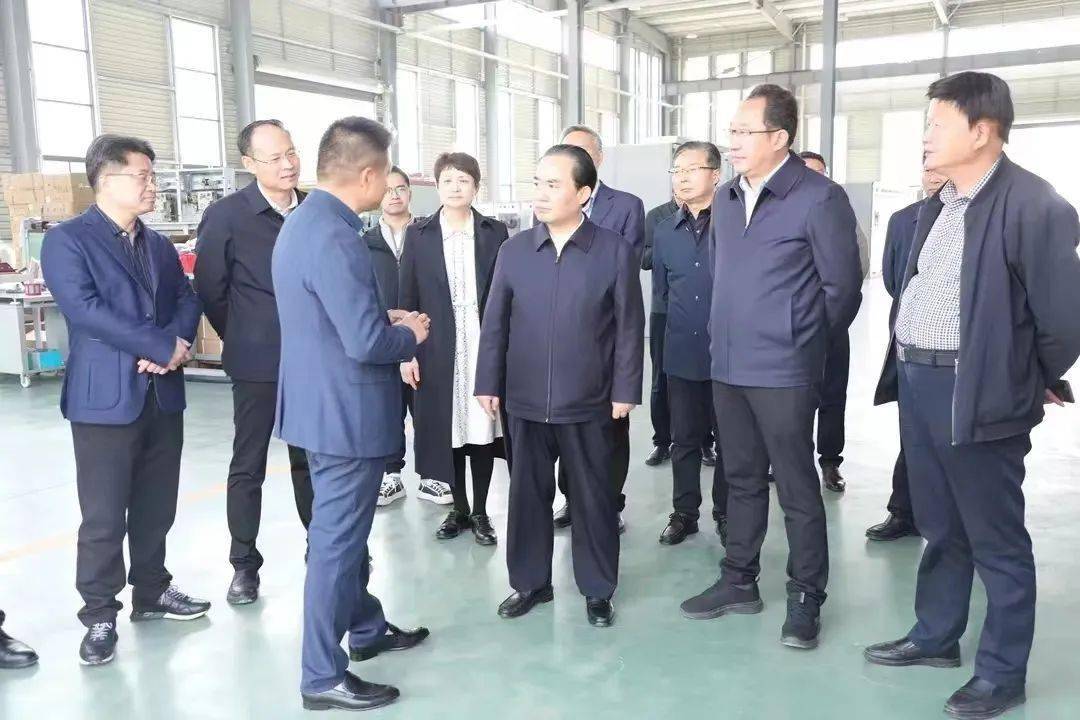 走访中,徐龙波详细了解当前企业生产运行情况,并就企业提出的用地,用