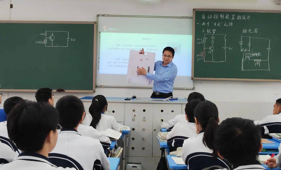 西乡中学拥有一支爱岗敬业,业务精湛,善励会导的教师队伍,现有教职工