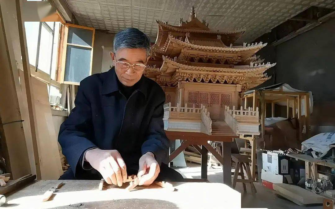 雕古琢今 小木头玩出大花样——访永昌古建筑营造技艺"守"艺人_杨万年