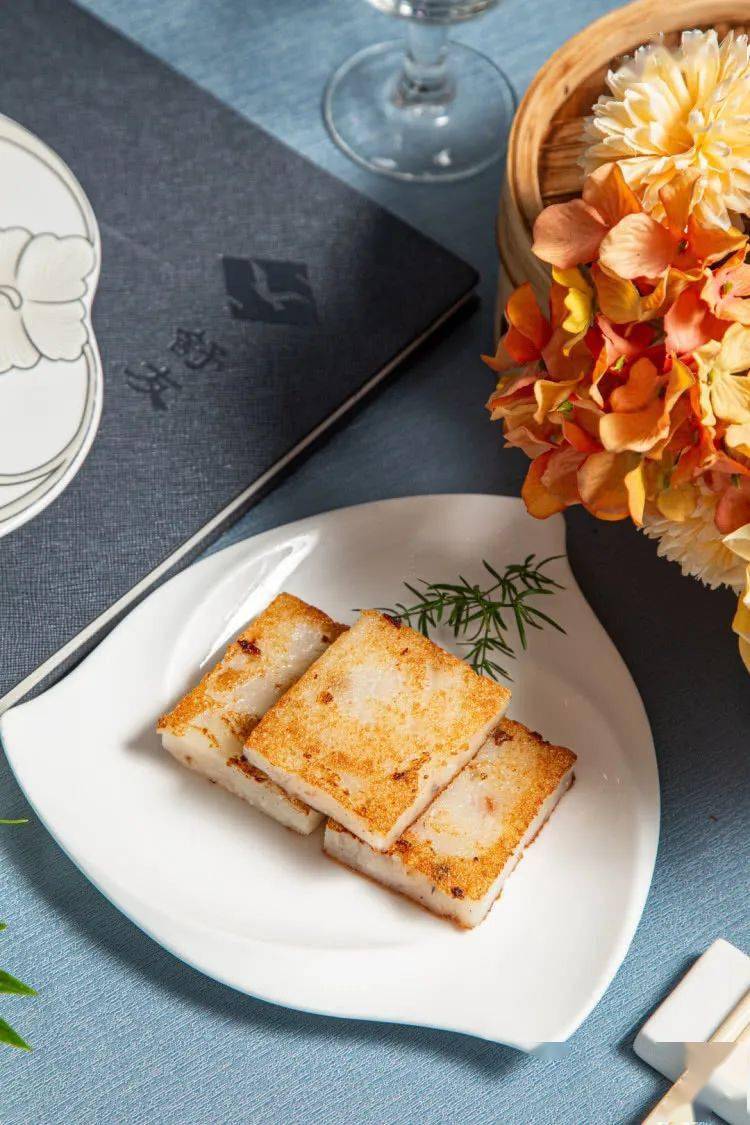 进入"厦门12580惠生活",发送关键词"cba"即可参与抽取cba球星签名篮球