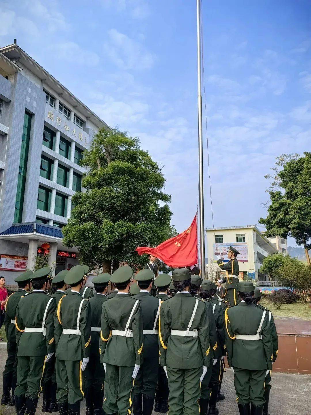 【百侯教育】笃行不怠,奋起新程——百侯中学举行升旗暨颁奖仪式_大埔