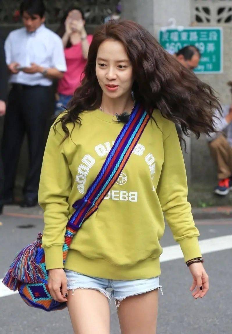 她哪像个42岁的女人,婴儿肌让人羡慕,教你用瑜伽保养起来_宋智孝_欧尼