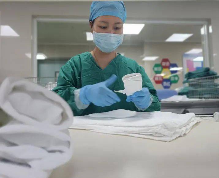 现场,消毒供应室护士长陈新彬介绍了科室情况及基本的工作流程.