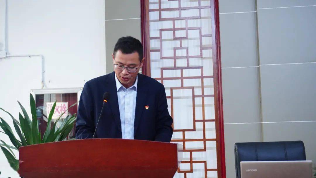 兴国三中党总支委员,副校长刘德福宣读《联盟章程》为加强交流合作,各