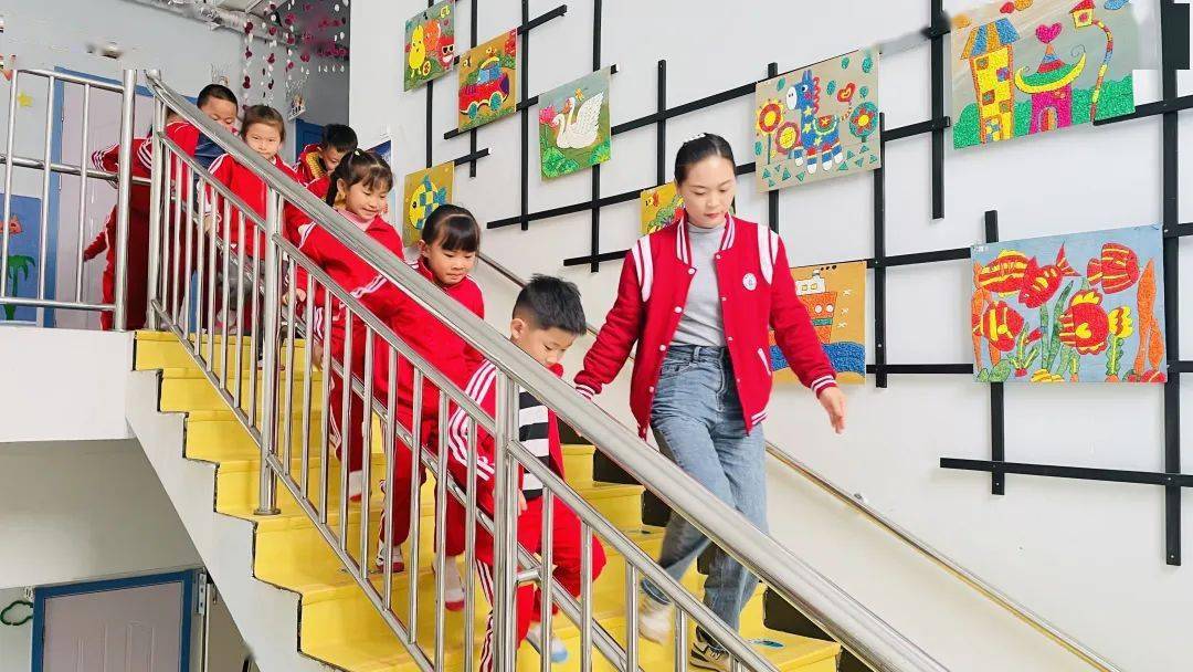 垦利区永安镇惠丰社区幼儿园开展“防踩踏，护安全”国家安全日活动