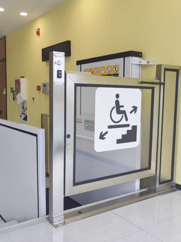 低位服务台以及带有中英文盲文的无障碍电梯等设施