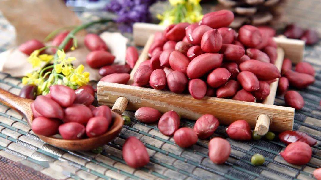 它是餐桌上的天然"长寿果",坚持每天吃几颗,调节血脂,增强免疫力_花生