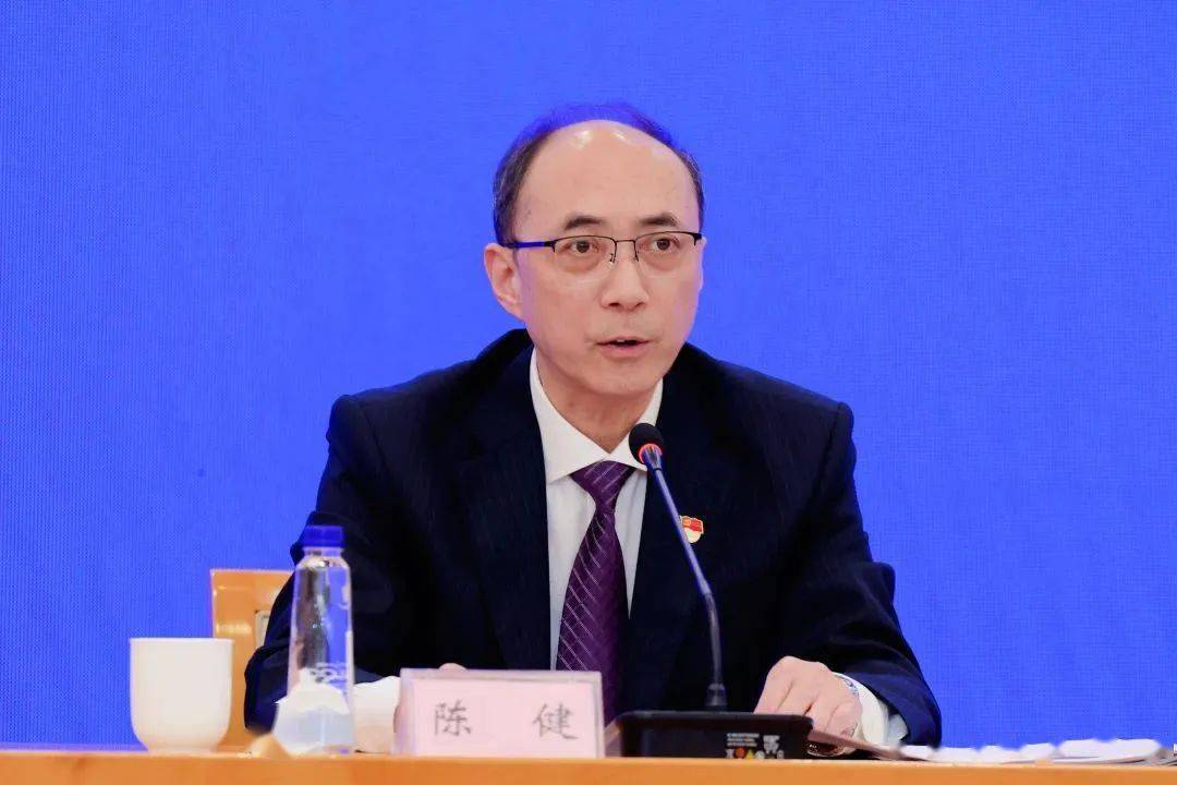 厅党组成员,副厅长梅仕城宣读厅党组关于2022年度考核情况的通报.