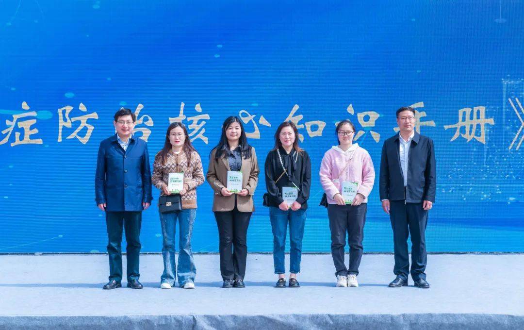 市癌症防治中心主任,苏北人民医院院长束余声和市癌症防治中心主任,市