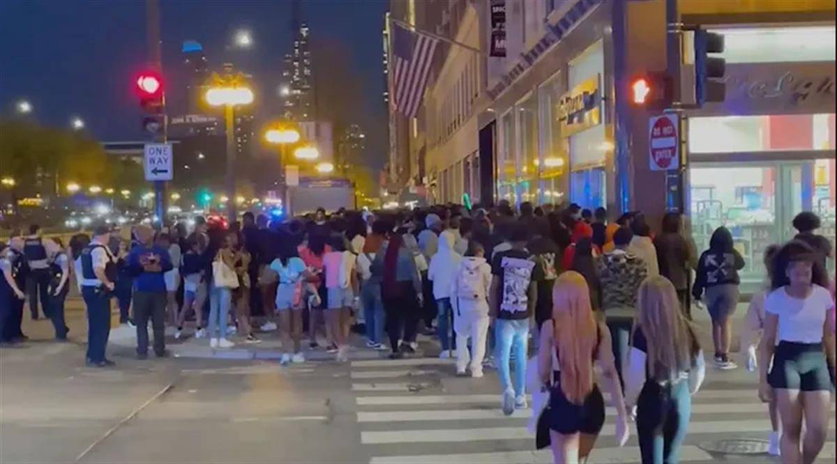美国芝加哥市中心发生骚乱，大批青少年冲上街袭击行人，打砸车辆