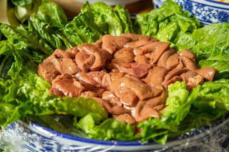 进入"厦门12580惠生活",发送关键词"cba"即可参与抽取cba球星签名篮球