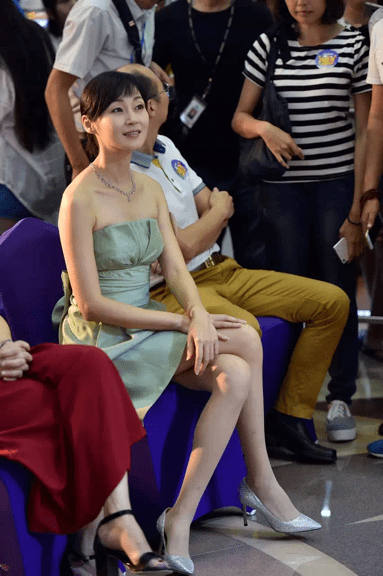 52岁万绮雯,容颜不改,依旧"腿玩年",3个动作,练同款美腿_身体_双腿