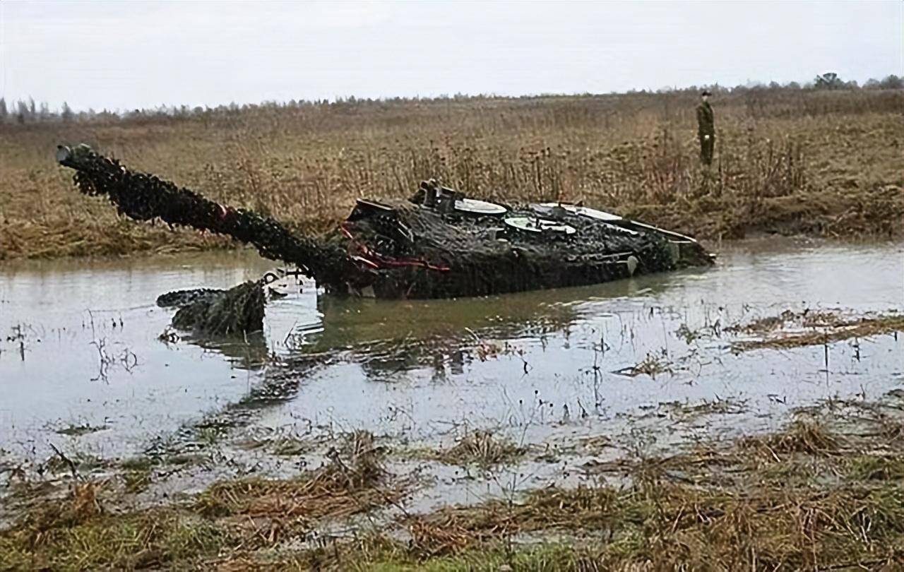 西方坦克为何还没上前线？乌克兰春回大地，淤泥竟能吞噬豹2坦克
