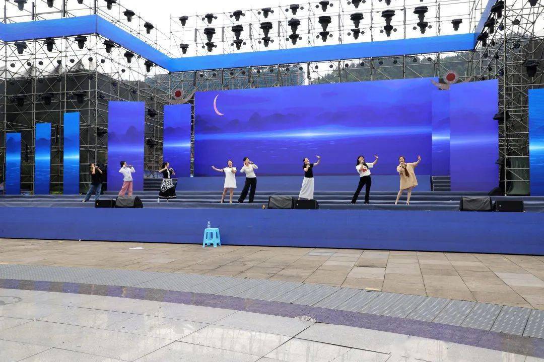 热情高涨走台,调整队形,试唱省内外的参赛演员正在加紧排练深蓝色舞台