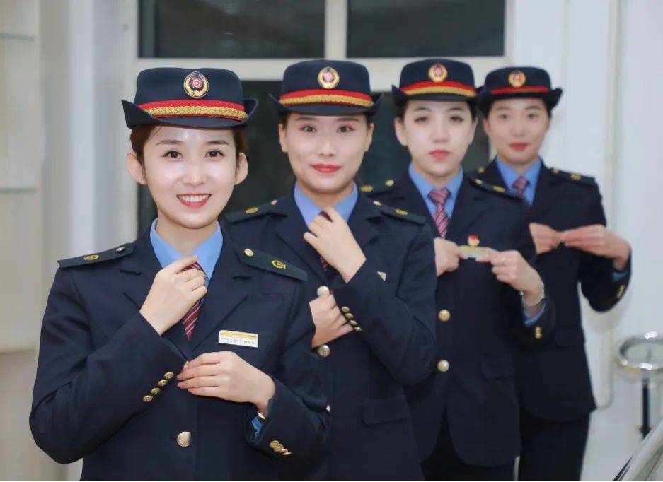 齐齐哈尔机务段为新职人员准备拓展训练,干部分享成长故事,组织参观段