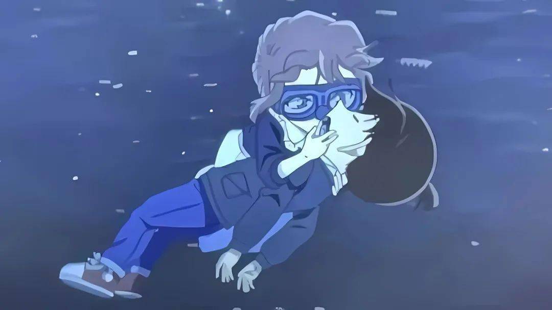 因为剧情中出现了灰原哀给柯南做人工呼吸,然后又亲吻小兰,把"吻"还给