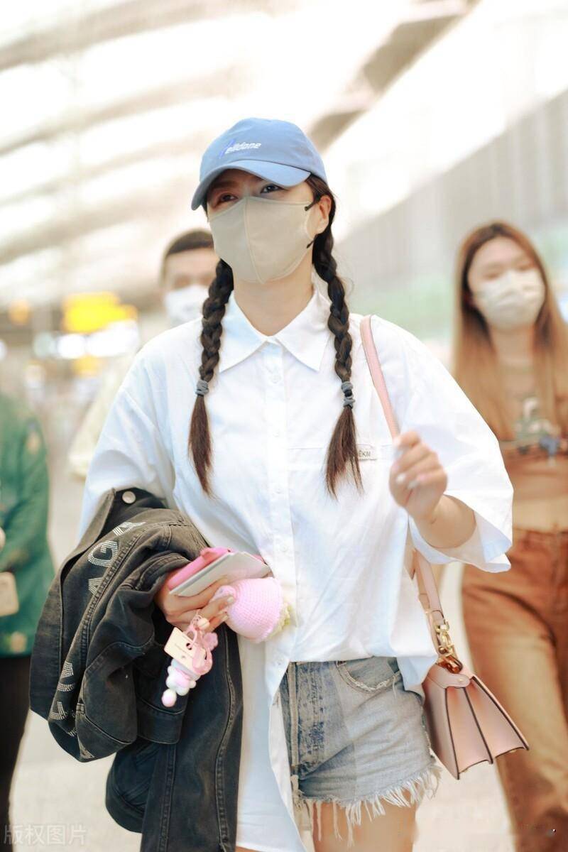谭维维身着短裤长靴现身广州机场_人气