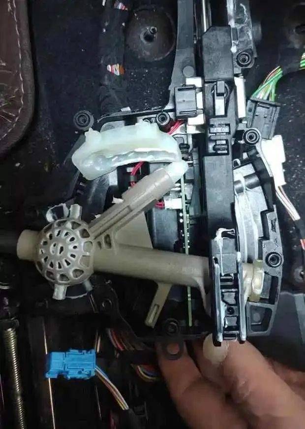 自己diy新款宝马x1更换档把弹簧 解决"停车时应施加驻车制动"故障