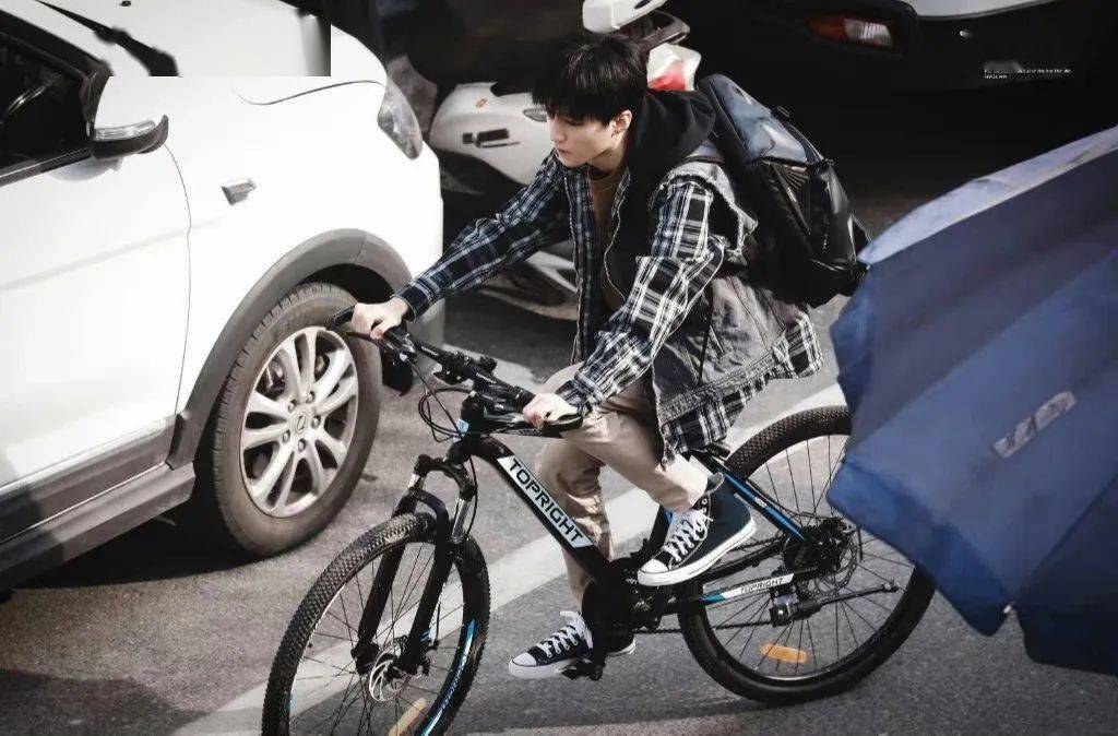 王俊凯骑自行车大合集,是飞扬的发丝与青春的气息_少年_小时候_重庆