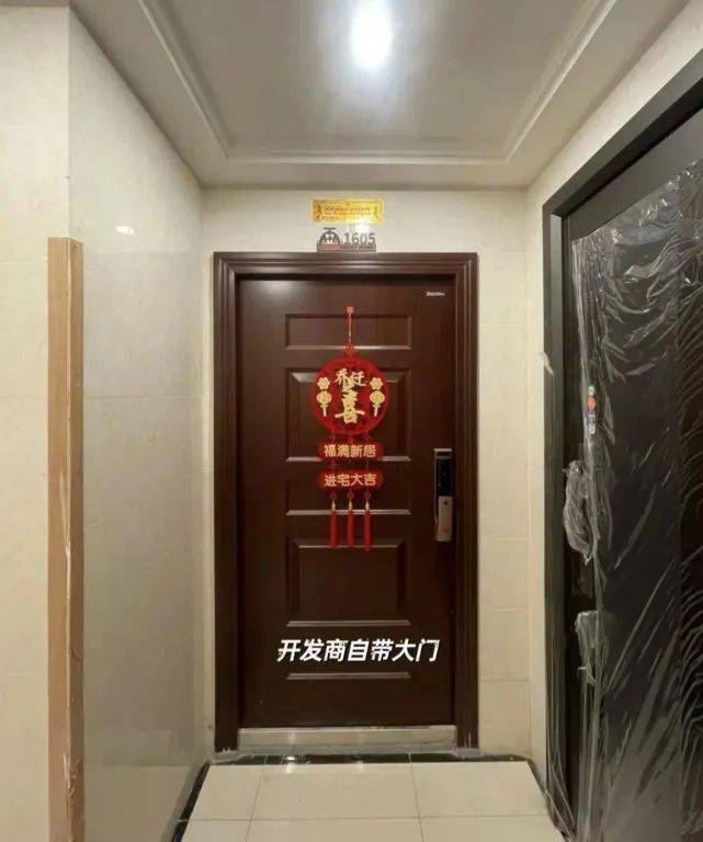 开发商自带大门也不错如果在装修中,预算充足,外门可以不换,但可以
