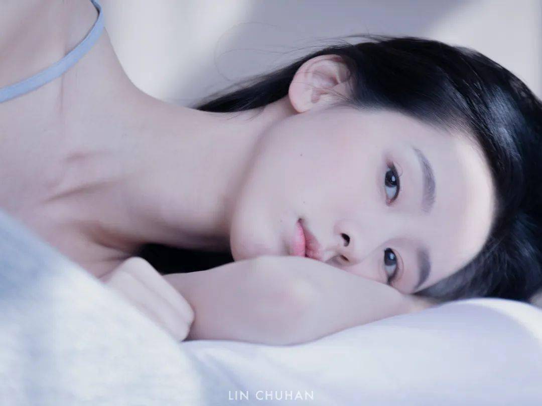 就是以低饱和的蓝白调像林初寒给陈都灵拍摄的这一组写真摄影:林初寒