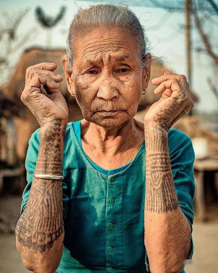 纹身最多的人老妇图片