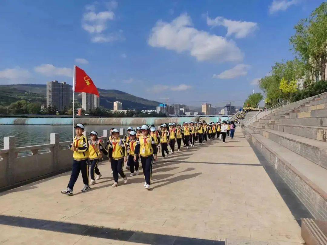 "三抓三促"行动进行时 | 天水市枣园巷小学春季研学活动:赏龙城春景